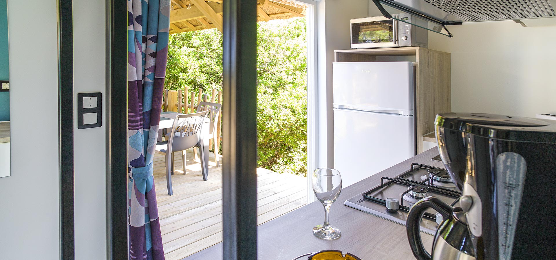 Camping san damiano bungalow luxe Capraia vue mer cuisine cafetiere micro onde terrasse